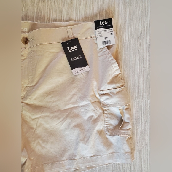 Lee Women's Cream Tan Cargo Shorts Mid Rise 5" Plus Size 22 NWT - Picture 3 of 10